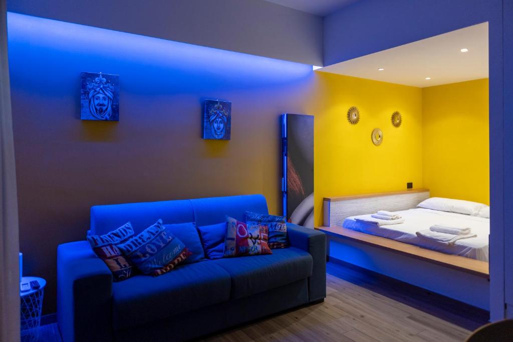 A bed or beds in a room at Queen's house Cefalù appartamento vicino il mare