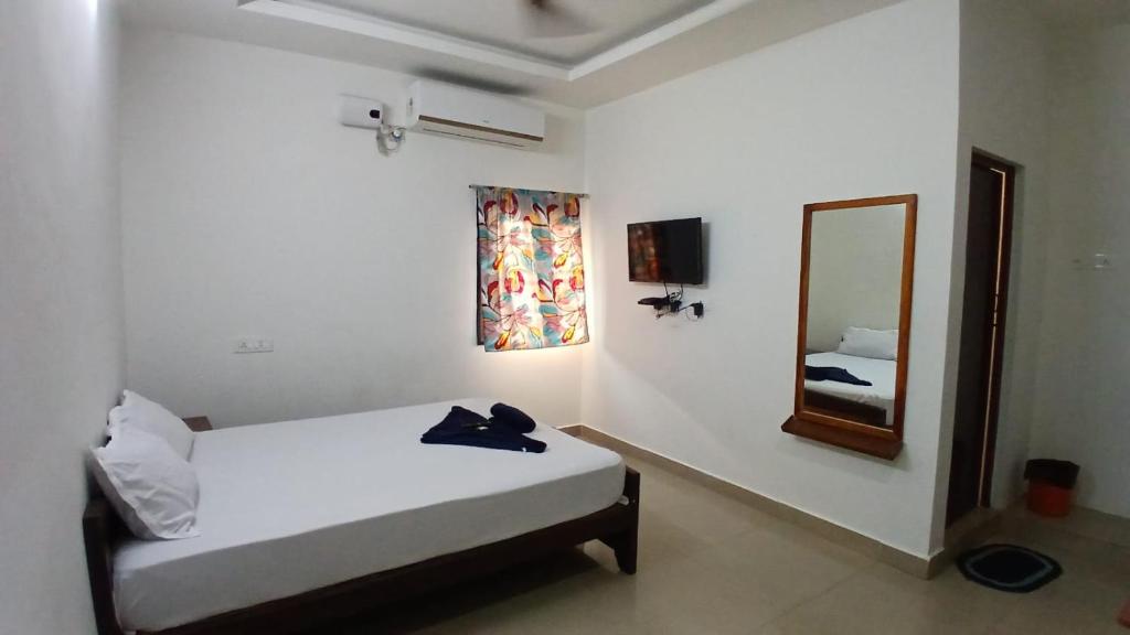 Postel nebo postele na pokoji v ubytování Dwarka Residency Inn