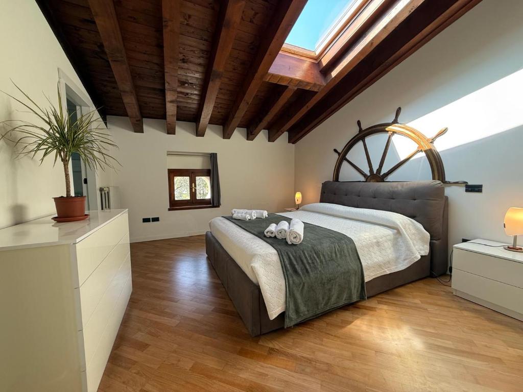 sypialnia z dużym łóżkiem i oknem dachowym w obiekcie Casa Vacanze Rachele w mieście Desenzano del Garda