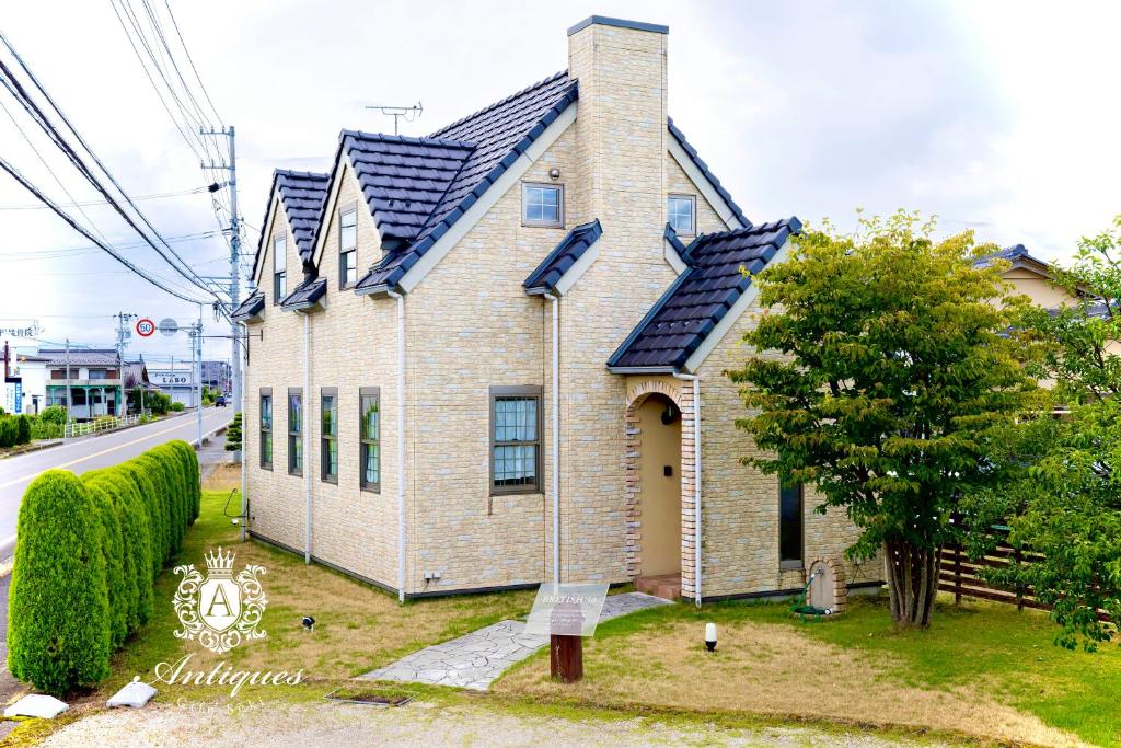 a house with solar panels on top of it at アンティークス岐阜関 Antiques Gifu Seki in Sekimachi