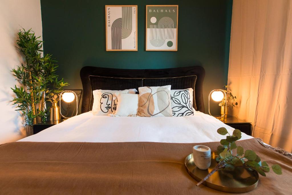 una camera con un letto bianco e una parete verde di Old Town apartment with Amazing View from the Balcony a Bucarest