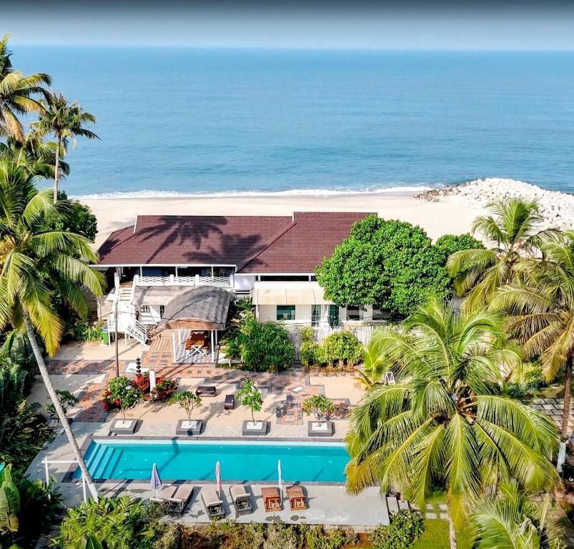 Bazén v ubytování ETHER Marari Beachfront nebo v jeho okolí