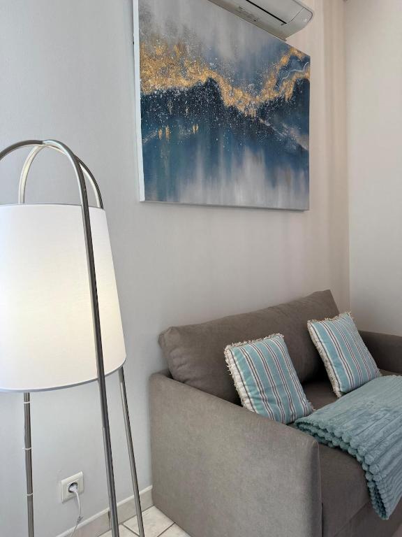 un salon avec un canapé et une lampe dans l'établissement Rose Arlésien, à Arles