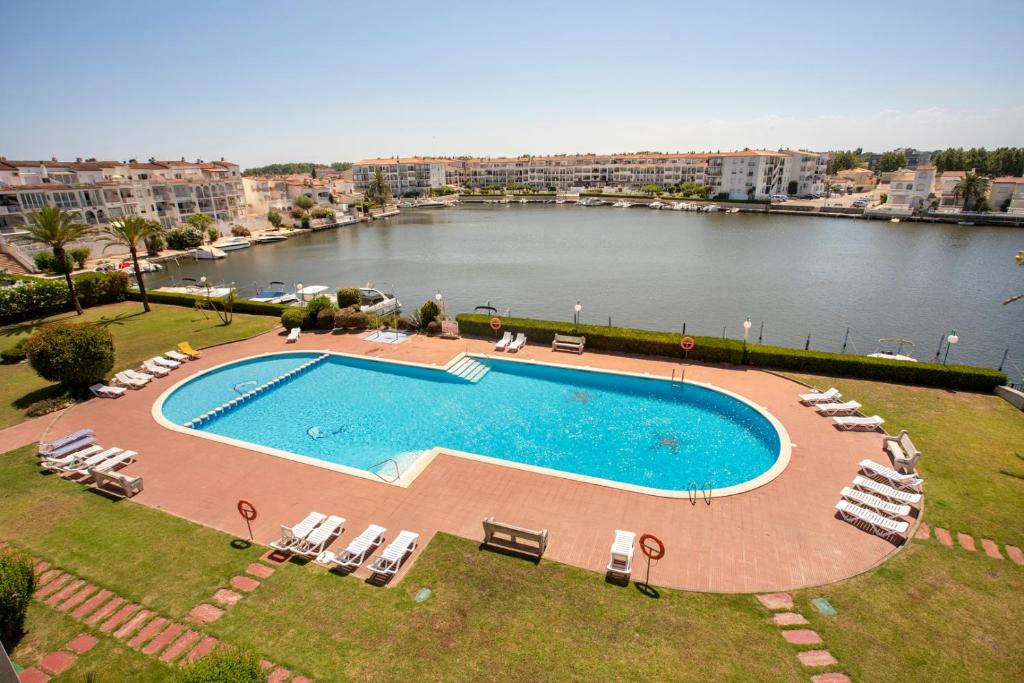 Bazén v ubytovaní 1007 Apartamento planta baja Lago San Maurici by homeselectspain alebo v jeho blízkosti