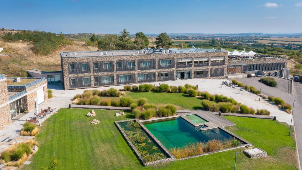 Bazén v ubytování Hotel Vinice Hnanice nebo v jeho okolí