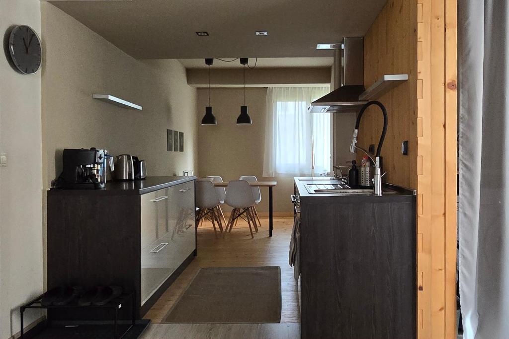 Kuchyň nebo kuchyňský kout v ubytování Red Door Apartment