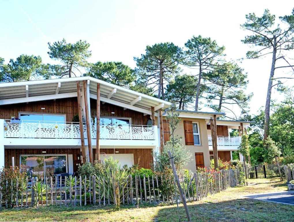 une maison avec une clôture devant dans l'établissement Appartement neuf T2 50m2 calme et spacieux près de la plage et golf avec grand balcon privé, à Seignosse