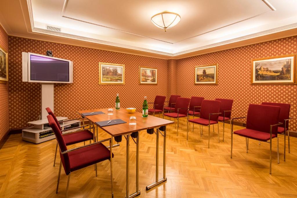 TV a/nebo společenská místnost v ubytování Mercure Petriolo Siena Terme Spa Hotel