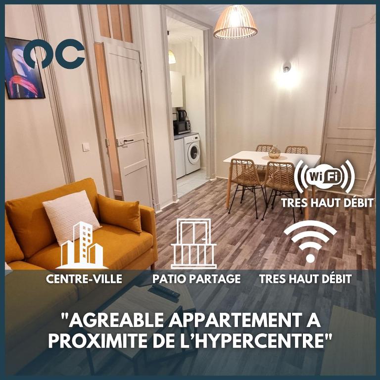 un salon avec un canapé et une table dans l'établissement L'Emile - Près des Halles - Parking privé, à Pau