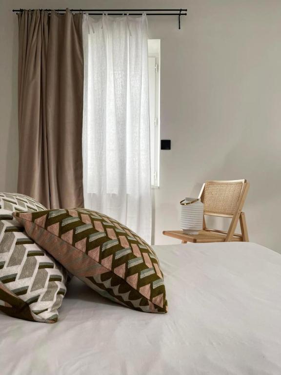 - une chambre avec un lit avec deux oreillers et une fenêtre dans l'établissement Charming studio, à Paris