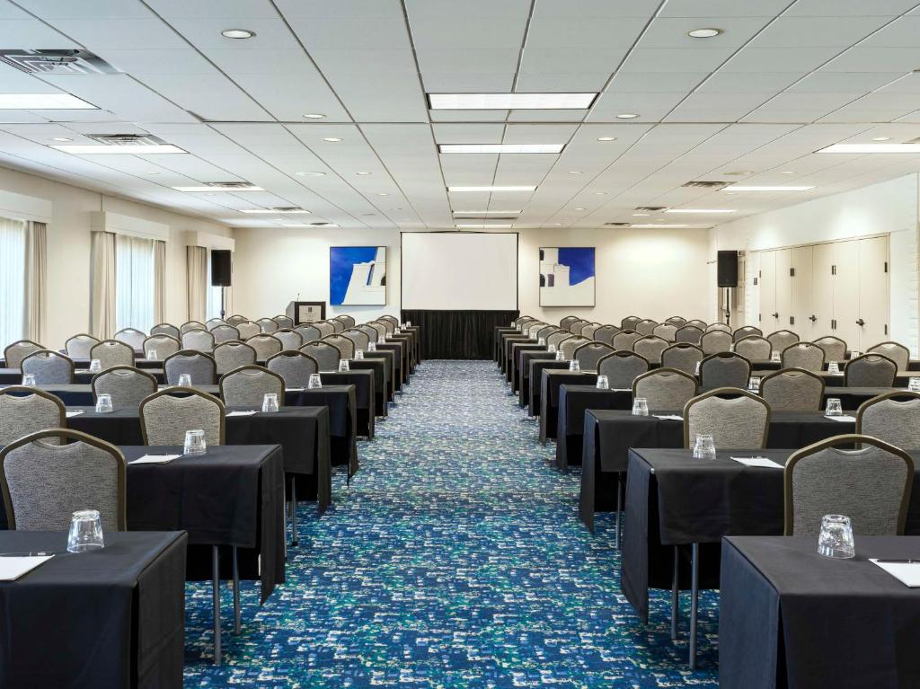 Embassy Suites by Hilton Scottsdale Resort photo