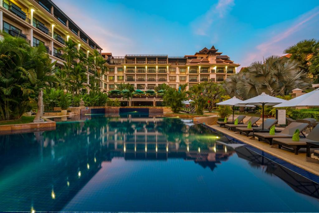 un hotel con piscina di fronte a un edificio di Angkor Miracle Resort & Spa a Siem Reap