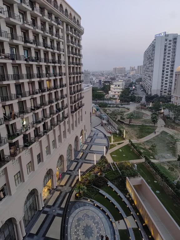 un edificio con un reloj en medio de una ciudad en Hotel Omaxe Hazratganj, en Nalmatha