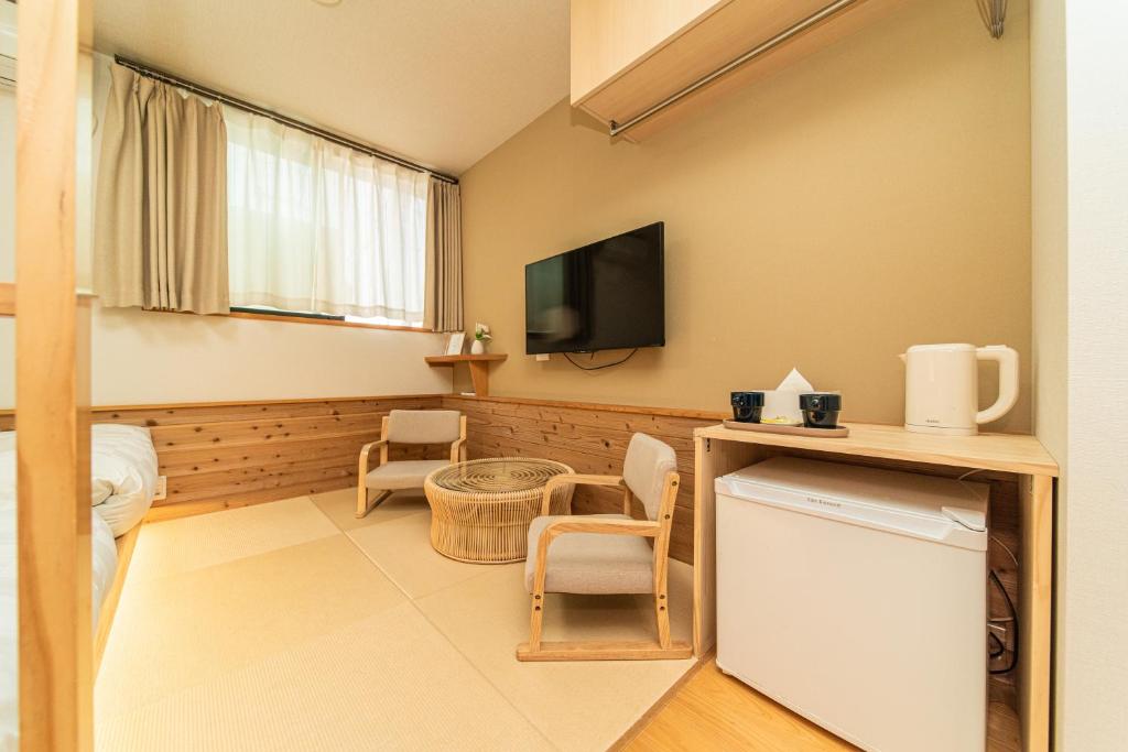 TV a/nebo společenská místnost v ubytování KAYO NIJO Hotel