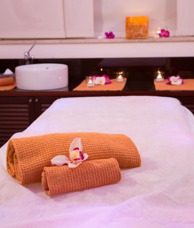 Postel nebo postele na pokoji v ubytování Mercure Petriolo Siena Terme Spa Hotel