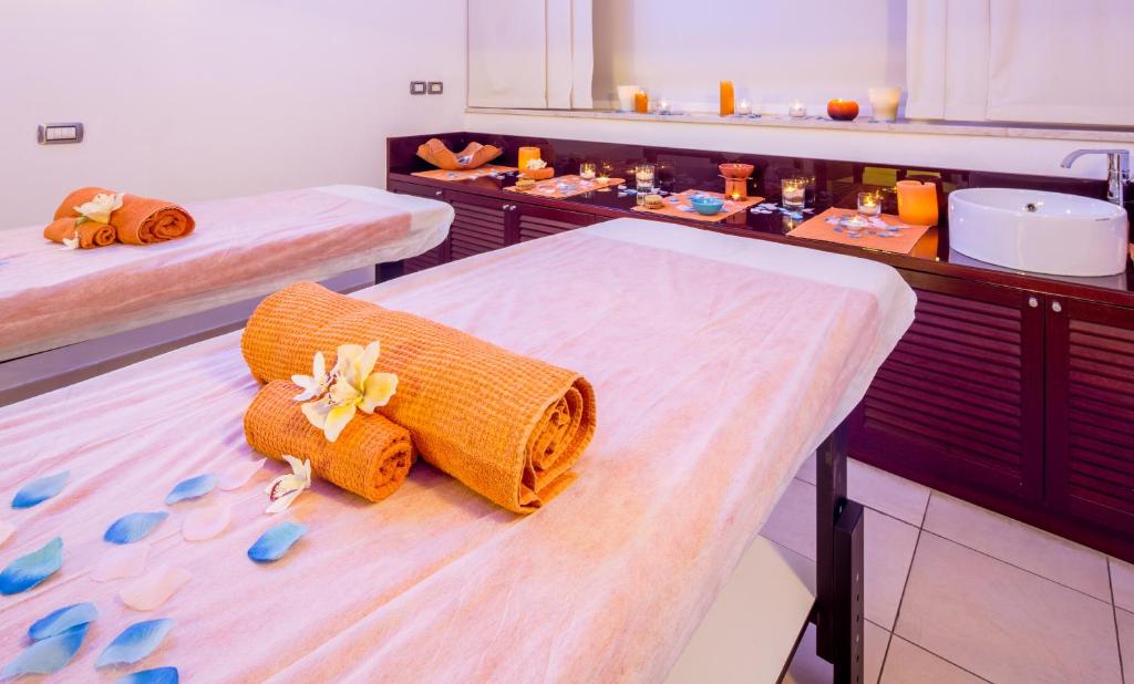 Postel nebo postele na pokoji v ubytování Mercure Petriolo Siena Terme Spa Hotel