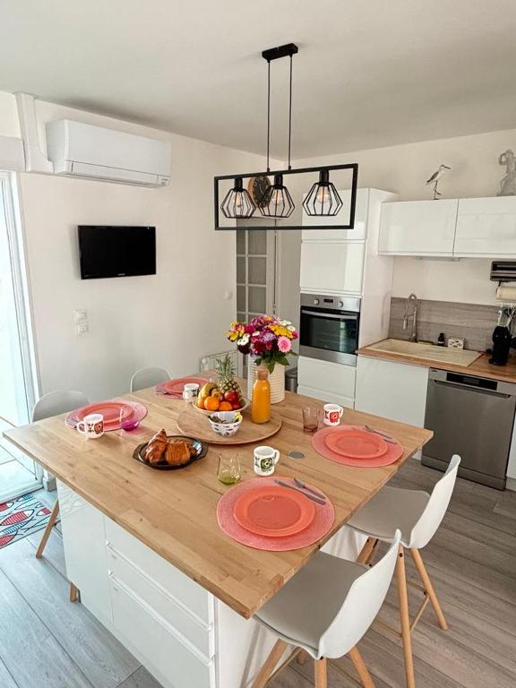 Kuchyňa alebo kuchynka v ubytovaní La Goélette Jolie maison de pêcheur à 2 pas de la Grande Plage