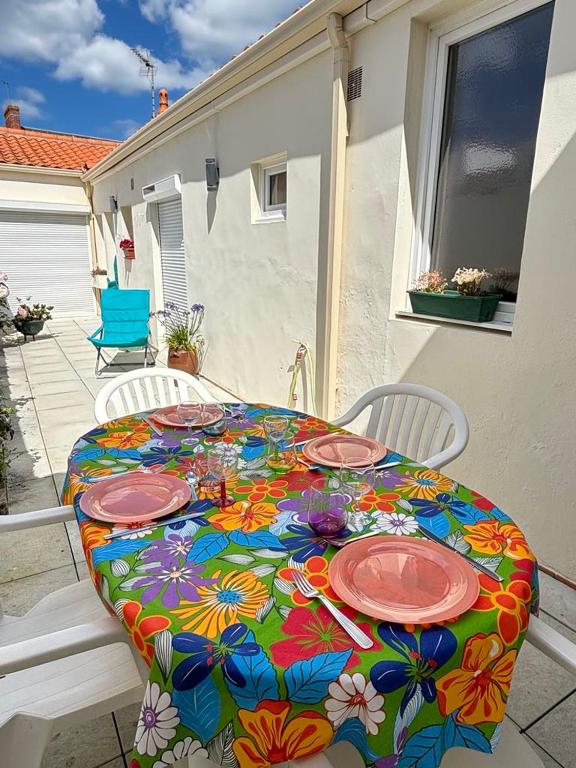 Fotografia z galérie ubytovania La Goélette Jolie maison de pêcheur à 2 pas de la Grande Plage v destinácii Les Sables-dʼOlonne
