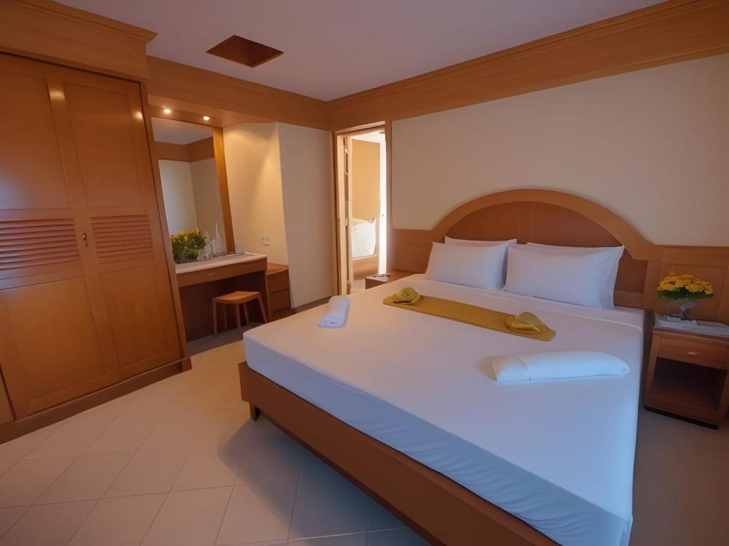 Postel nebo postele na pokoji v ubytování Hack Patong Beach Hotel