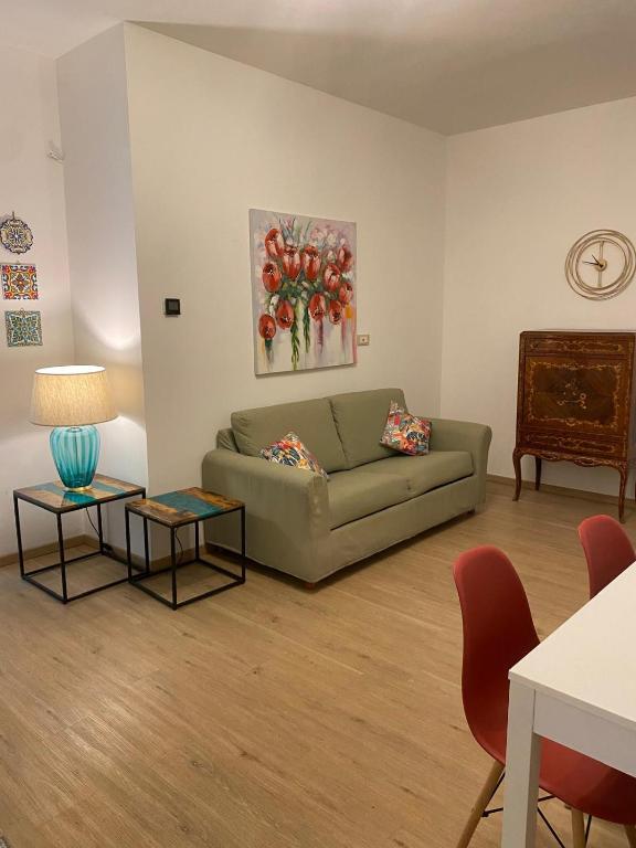 Posedenie v ubytovaní Pecciolo Port Apartaments