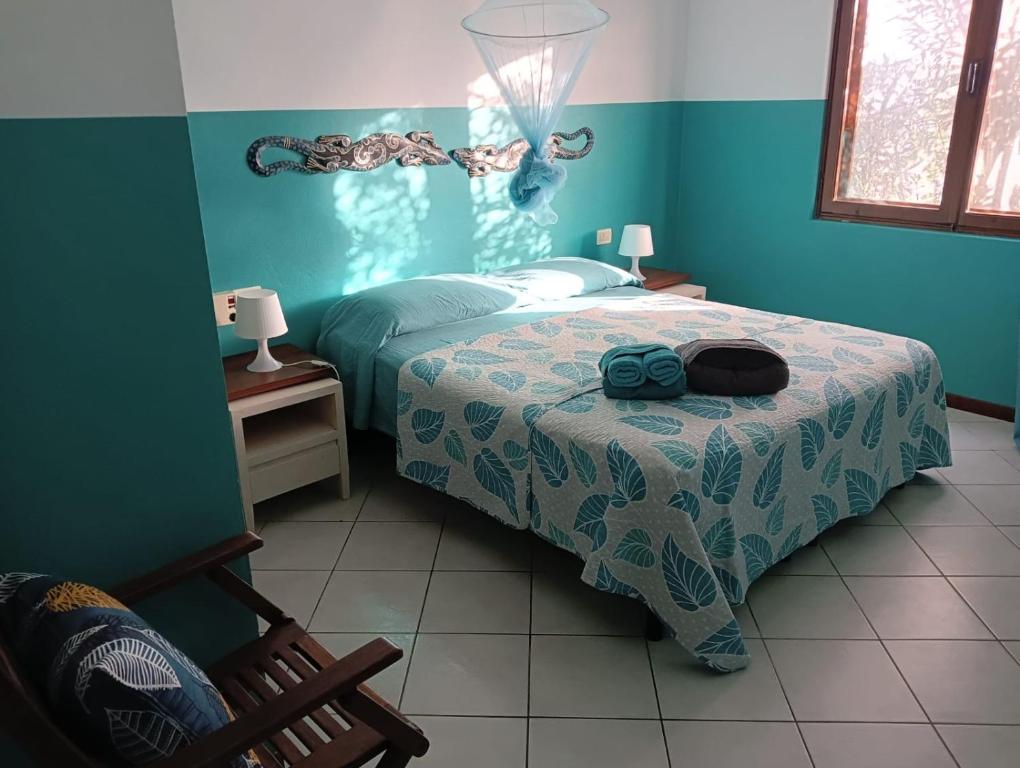 Un dormitorio con una cama en una habitación azul. en Blu Shell - Ca' Greta, en Sal Rei