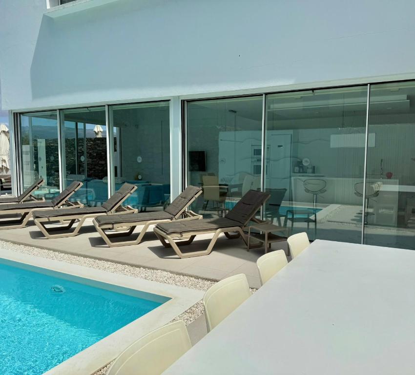 Bazén v ubytovaní Villas Golden by Sun Houses Canarias alebo v jeho blízkosti