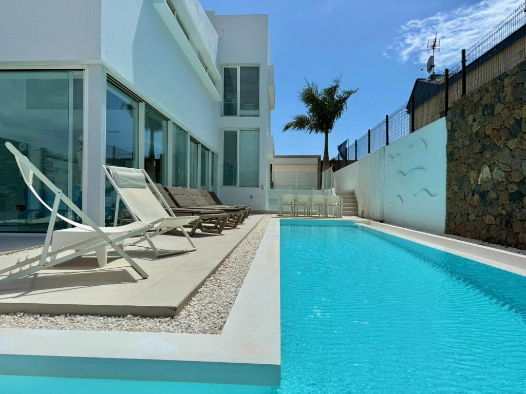 Bazén v ubytovaní Villas Golden by Sun Houses Canarias alebo v jeho blízkosti