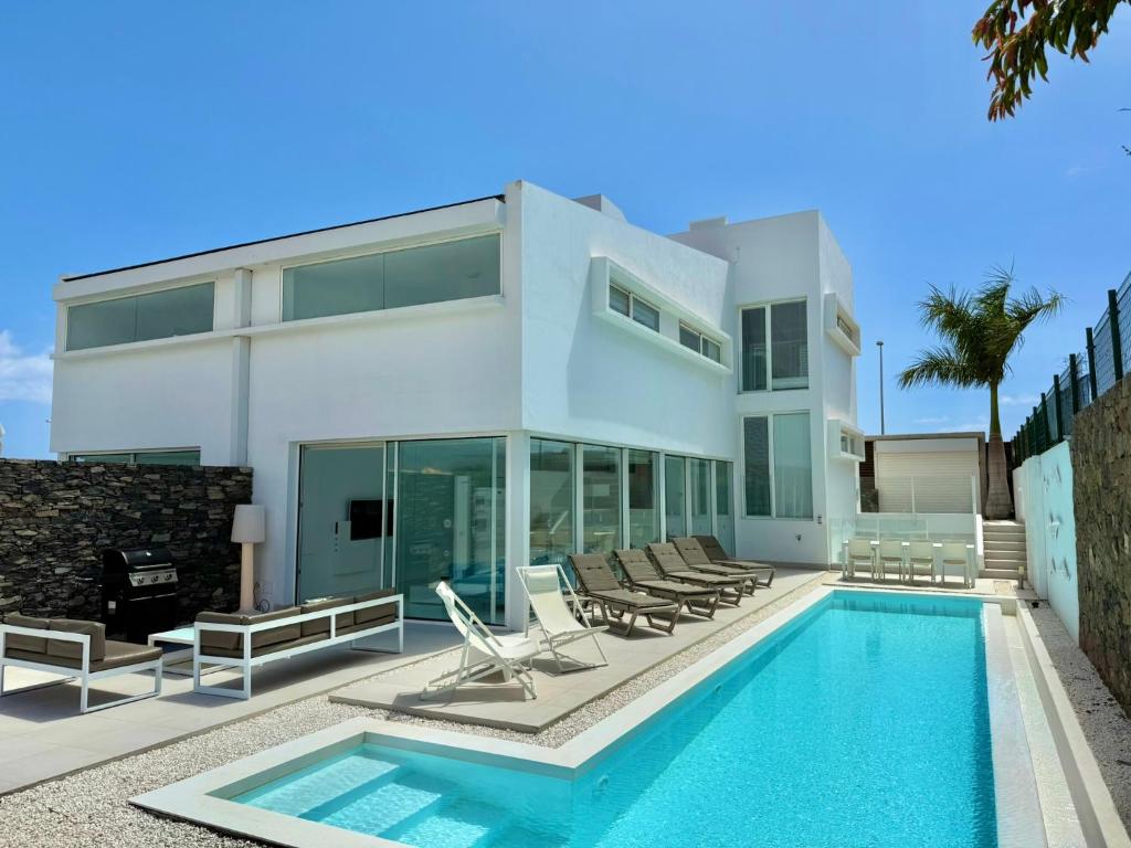 Bazén v ubytovaní Villas Golden by Sun Houses Canarias alebo v jeho blízkosti