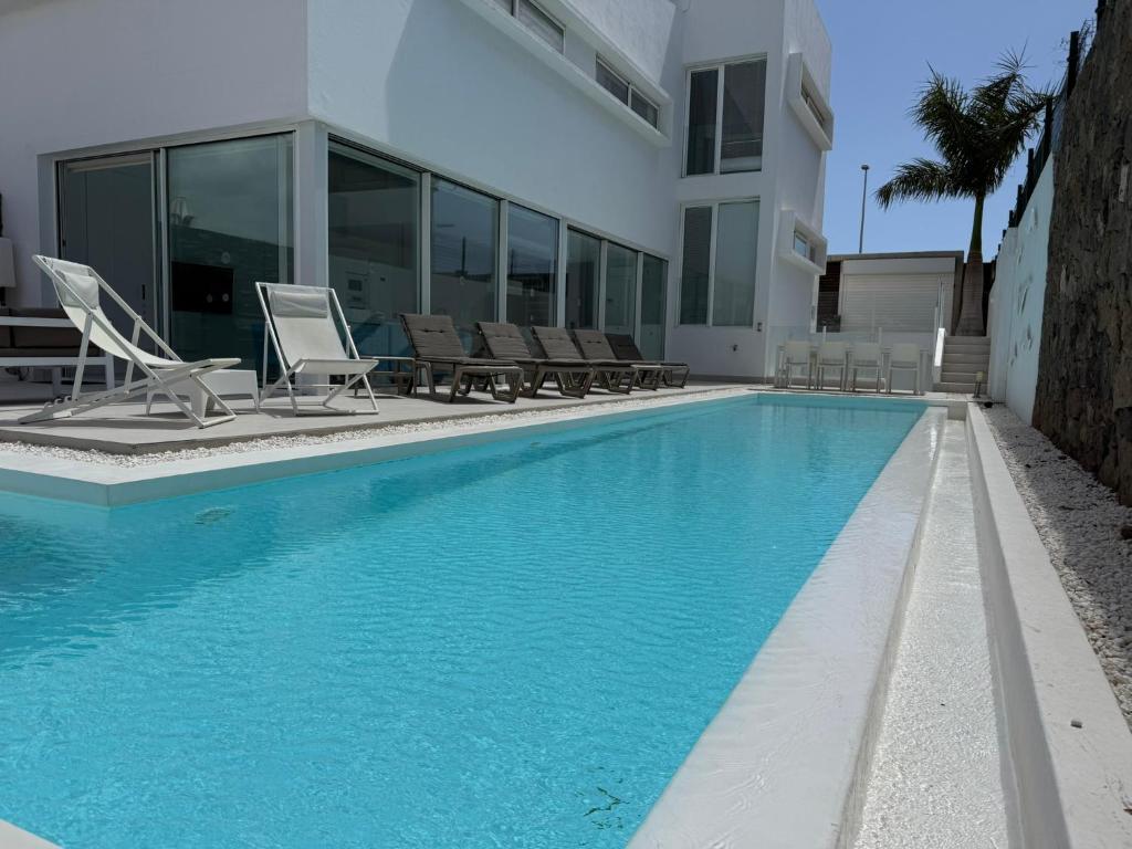 Bazén v ubytovaní Villas Golden by Sun Houses Canarias alebo v jeho blízkosti