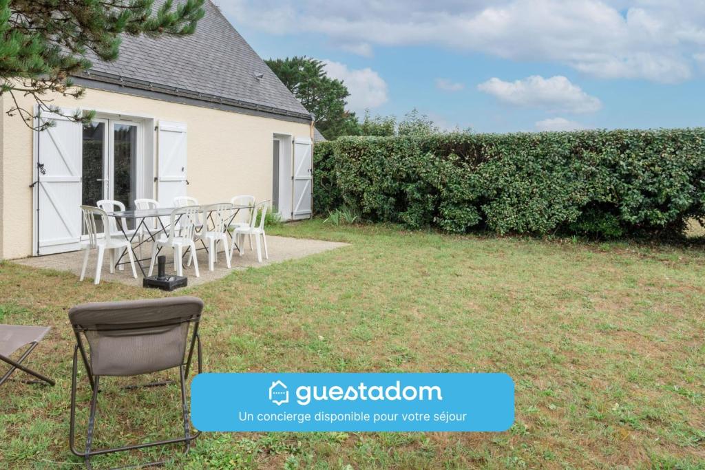 - une table et des chaises dans l'arrière-cour d'une maison dans l'établissement LES AJONCS - 300m de la plage - Parking, à Batz-sur-Mer