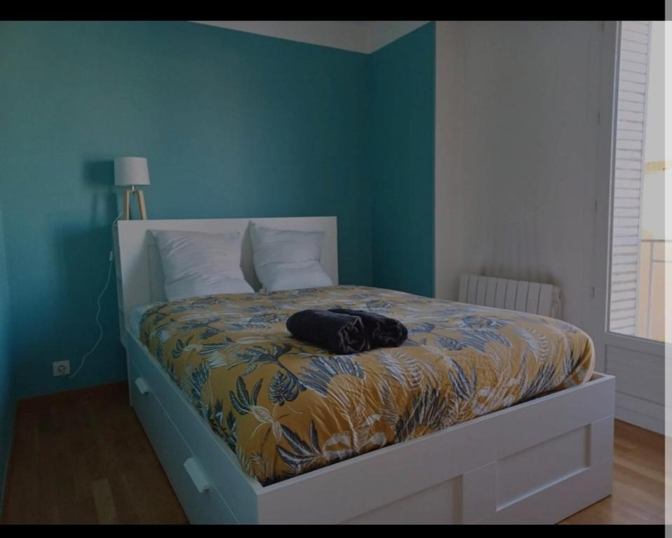 - un sac assise sur un lit dans une chambre dans l'établissement Superbe appartement proche des plages - Mourillon - WiFi, à Toulon