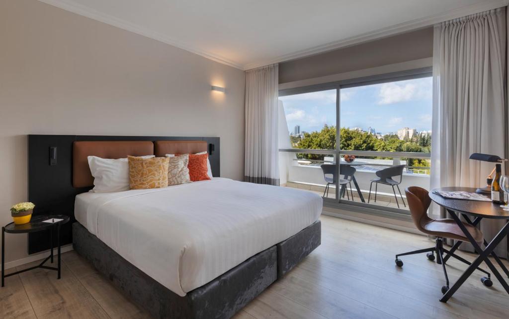 Postel nebo postele na pokoji v ubytování Kfar Maccabiah Business & Sport Hotel