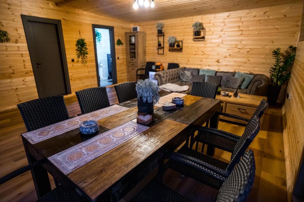 Posezení v ubytování The Altitude Cabin Resort