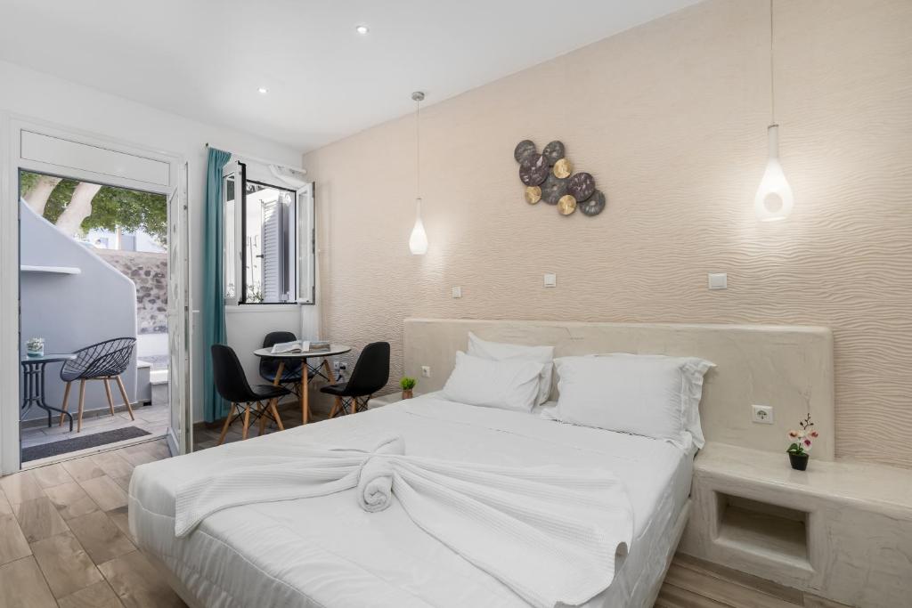 Postel nebo postele na pokoji v ubytování Oasis Suites Fira