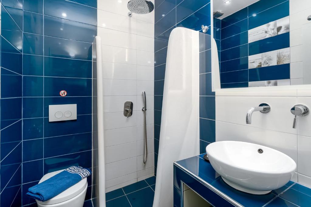 Koupelna v ubytování Oasis Suites Fira