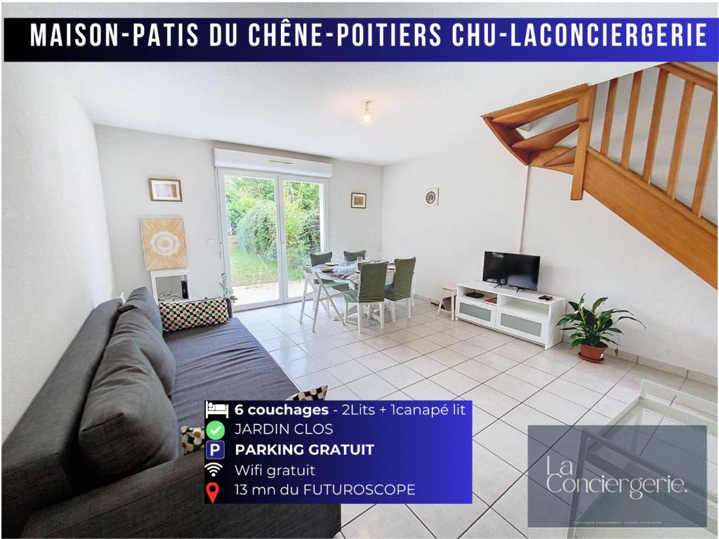 un salon avec un canapé et une table dans l'établissement Maison-Patis du Chêne-Poitiers CHU-LaConciergerie, à Poitiers