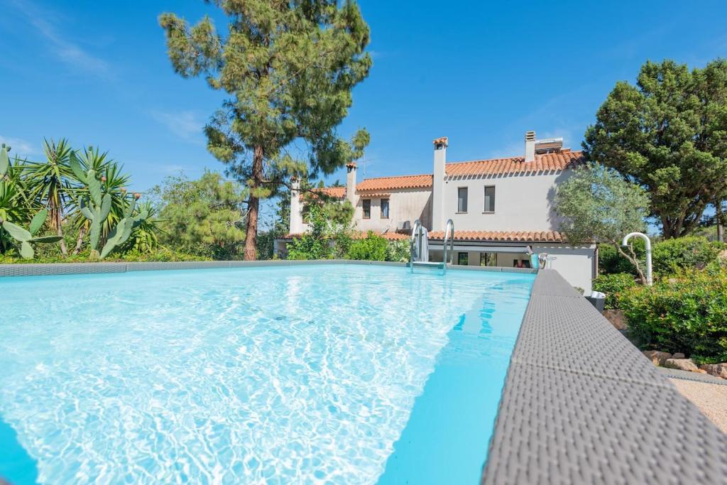 Piscina de la sau aproape de Villa Tetty - Garden & private pool near the sea