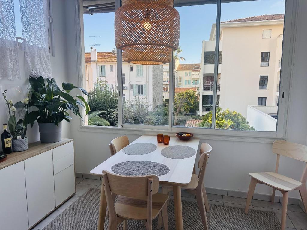 une cuisine avec une table et des chaises et une fenêtre dans l'établissement Bright one bedroom apartment in the center of Cannes13 minutes walk to the Palais des Festivals - 2290, à Cannes