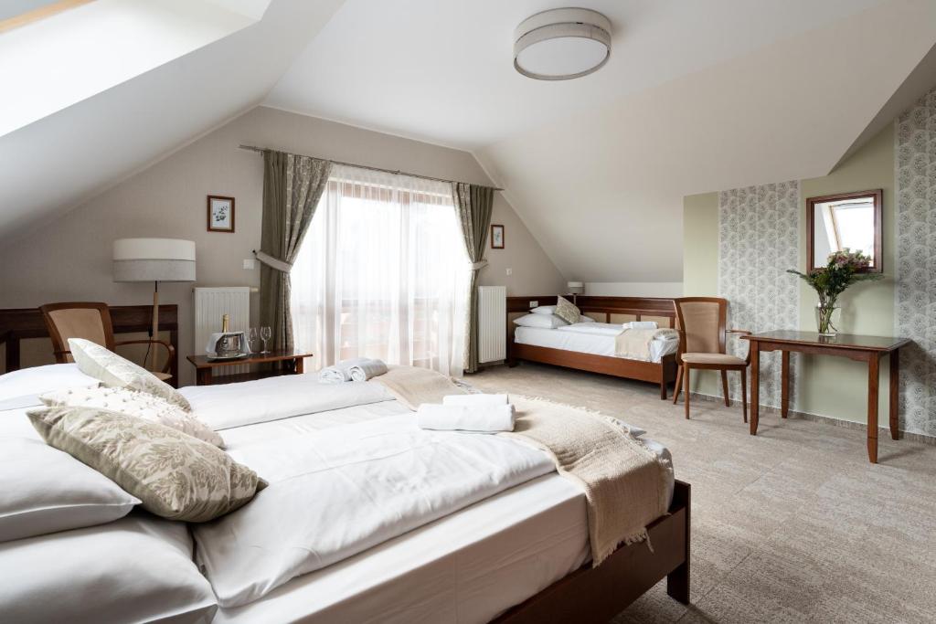 Łóżko lub łóżka w pokoju w obiekcie Hotel Kardosfa