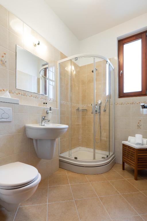 Łazienka w obiekcie Hotel Kardosfa