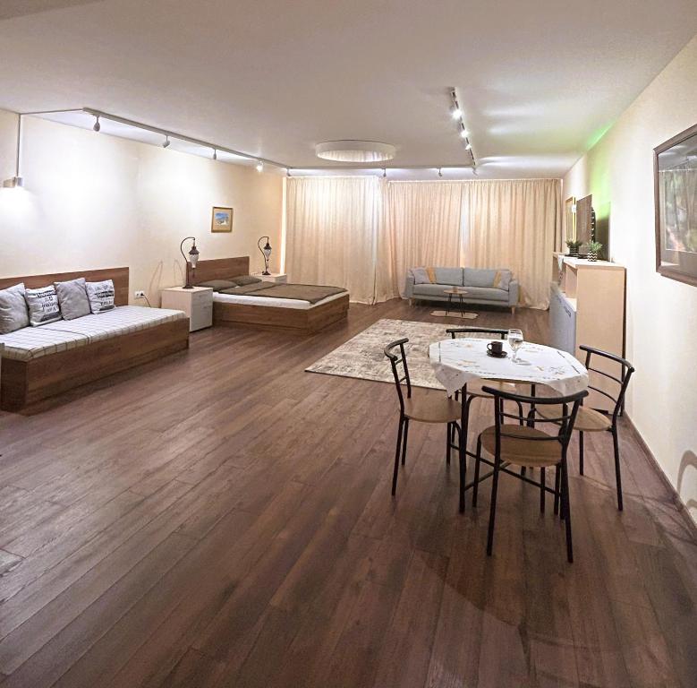 ein großes Wohnzimmer mit Tisch und Couch in der Unterkunft Zlati`s house 2 in Sofia