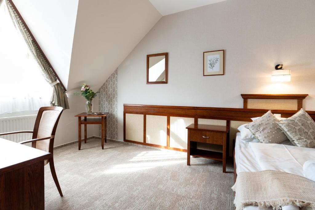 Łóżko lub łóżka w pokoju w obiekcie Hotel Kardosfa