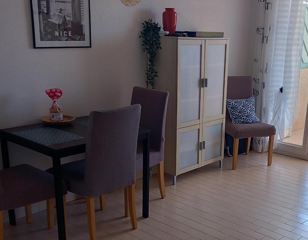 Posezení v ubytování appartement vue mer piscines parking LES CORAUX AGAY PLAGE