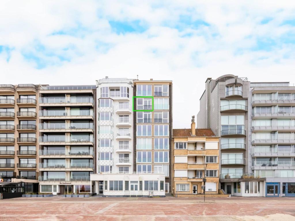 una imagen de un edificio de apartamentos en Apartment on the Coast with Beach Access, en Oostduinkerke