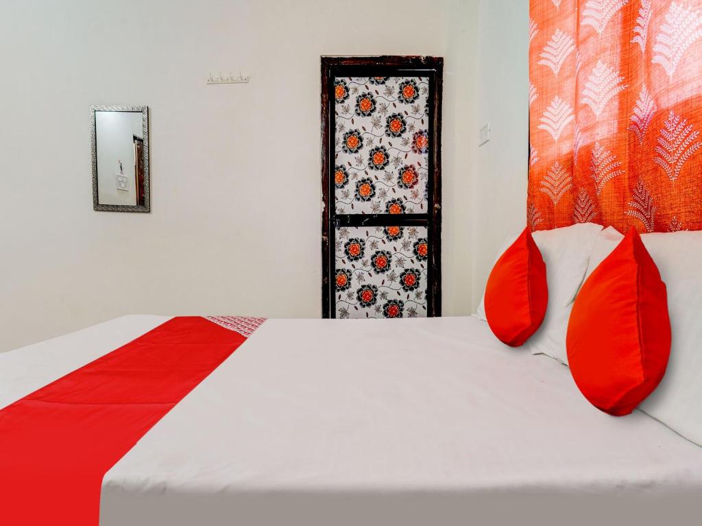 Postel nebo postele na pokoji v ubytování Hotel O RJ Hotel