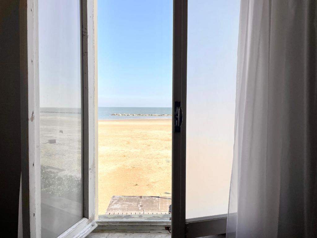 una puerta abierta con vistas a la playa en Dimora storica con accesso privato alla spiaggia - Villa Drei, en Rímini