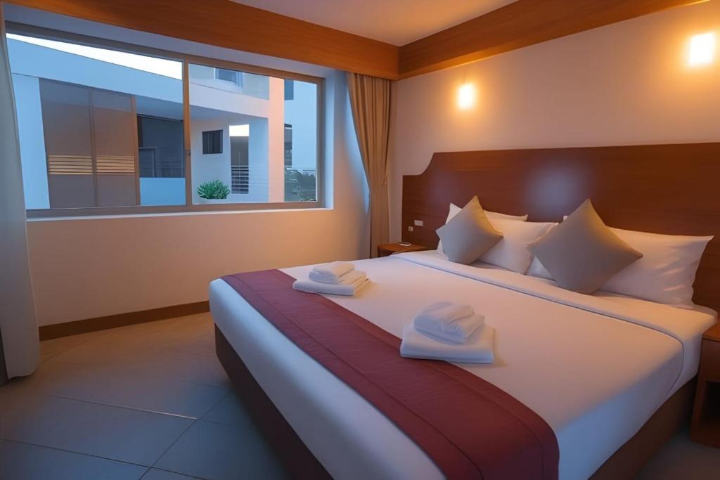 Postel nebo postele na pokoji v ubytování Hack Patong Beach Hotel