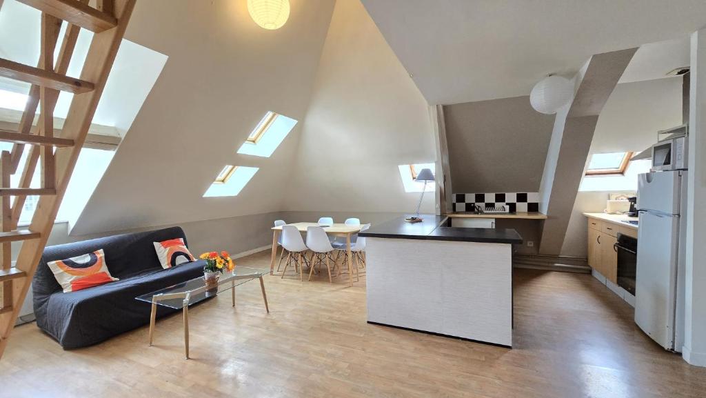 une cuisine et un salon avec un canapé et une table dans l'établissement Le Voyageur ZEN, à Berck-sur-Mer