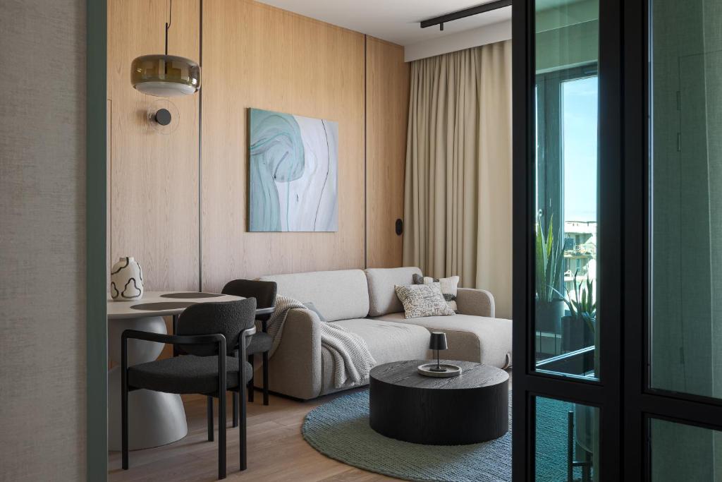 una sala de estar con un sofá y una mesa en Brabank Luxury Emerald Fitness&Sauna Free Parking by Grandview, en Gdansk
