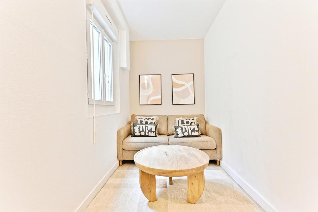 un salon avec un canapé et une table basse dans l'établissement Cozy and convenient studio in Asnières-sur-Seine-V, à Asnières-sur-Seine